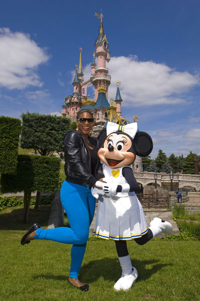disneyland paris mickey and minnie. Disneyland Paris is close
