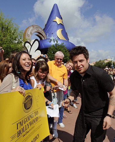 NEW 'AMERICAN IDOL' LEE DEWYZE 'GOES TO DISNEY WORLD'
