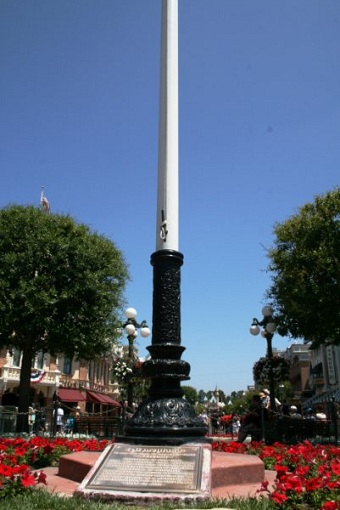 flag-pole-disneyland