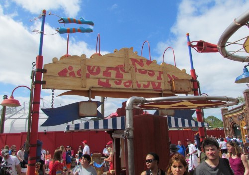 00-storybookcircus-barnstormer-queue-5