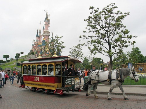 Horse_Tram_at_Disneyland_Paris