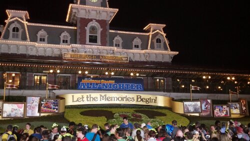 disney world magic kingdom hours tomorrow