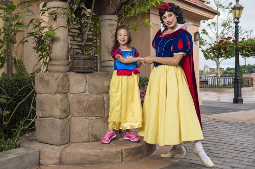 MODERN FAMILY CHILD ACTRESS AUBREY ANDERSON-EMMONS MEETS SNOW WHITE AT DISNEY WORLD