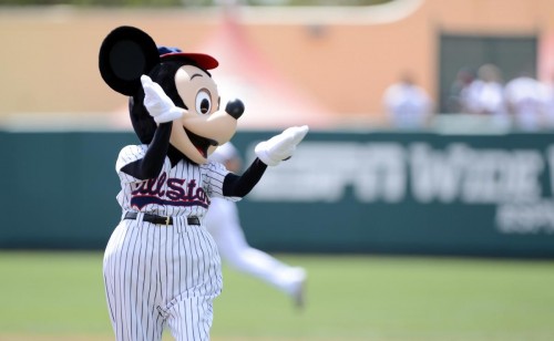 Atlanta-Braves-Mickey-Mouse-on-base