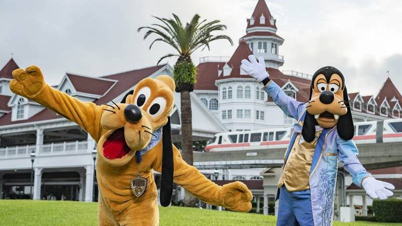Pluto and Goofy at Grand Floridian